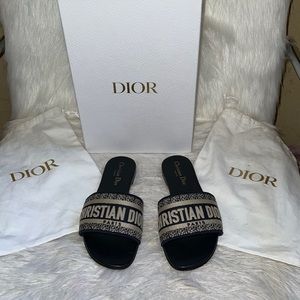 DWAY SLIDE
Deep Blue Embroidered Cotton